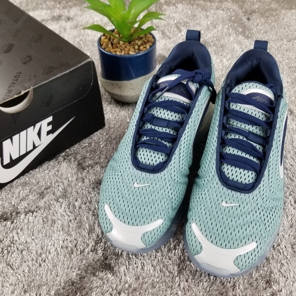 Nike Air Max 720 Sneakers - Picture 3 of 6